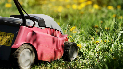 Håndskubbet motorplæneklipper